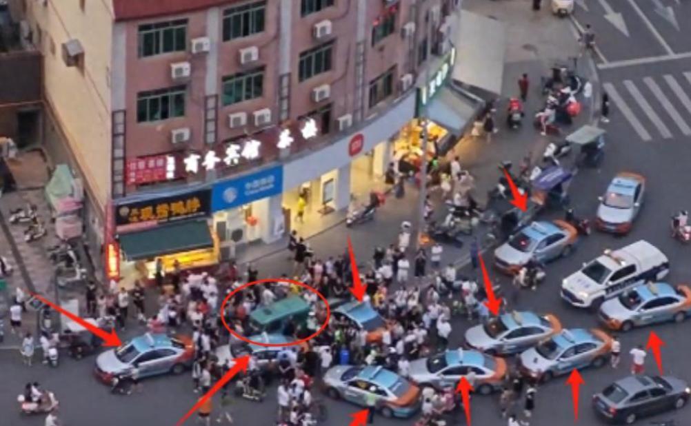 绵阳街头发生了一件让人看了就来气的事，一个大妈骑着三轮车，车上还坐着80多岁的老