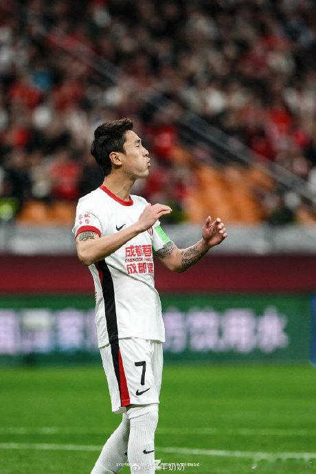 韦世豪近四年累计停赛二十几场中足联官宣韦世豪因赛后挑衅公众停赛3场、罚款3万元之