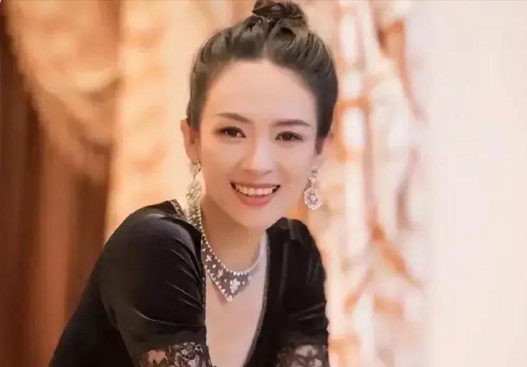 传闻，一次酒会上，刘烨看着不远处的汪峰，打趣章子怡：“后悔吗？”章子怡白了他一眼