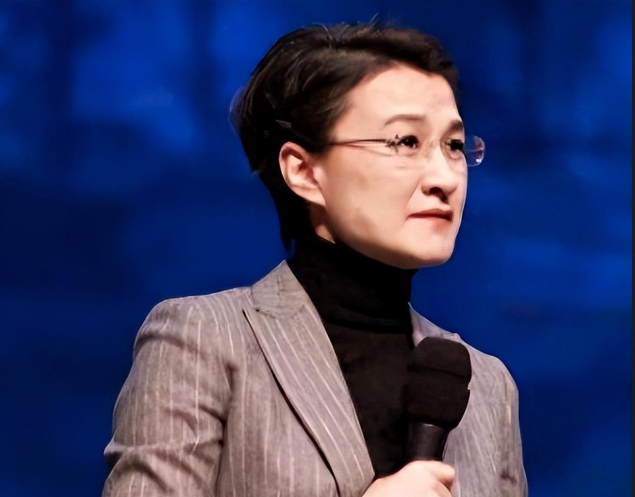 “你应该滚出主持界，你根本不配成为一名主持人！”央视女主持人董倩被网友怒斥，究竟
