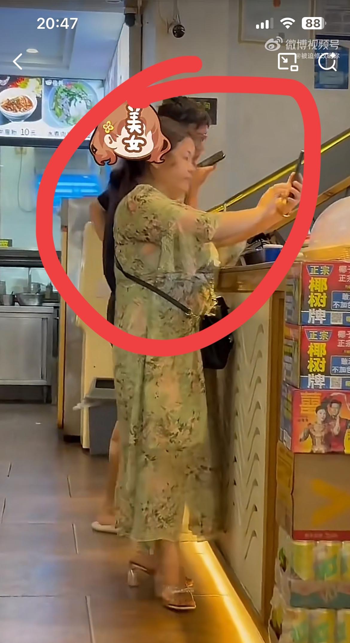 湖南郴州这个穿连衣裙的大妈打了几十个电话，竟然没凑到7块钱吃一碗鱼粉，实在太