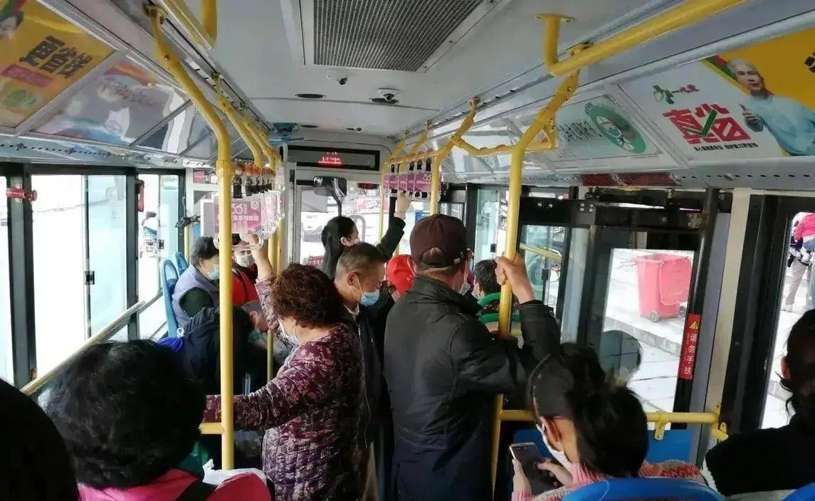 曾经公交车挤到爆，高峰期人贴人，司机这份工作人人羡慕。可短短几年过去，2025年
