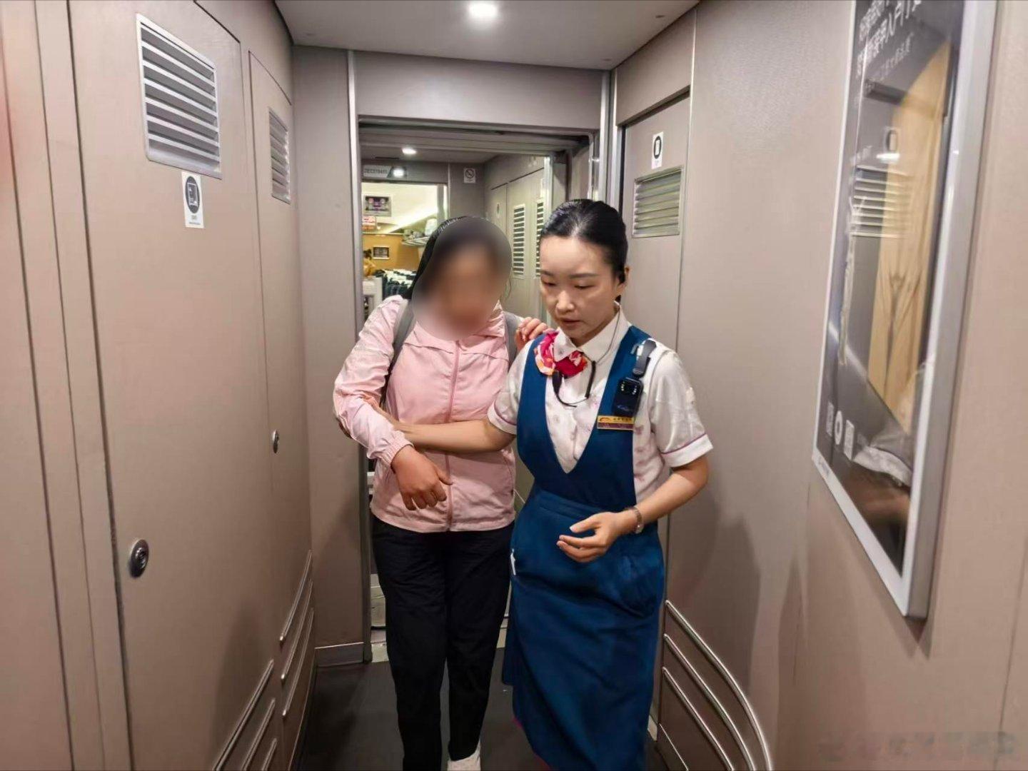 10月1日，由绵阳开往成都东的C6277次列车，接到12306旅客求助工单，一名重点旅客陈女士独自乘