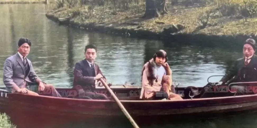 1922年，周总理在德国的照片，当时他年仅24岁。阳刚帅气，风度翩翩，怀揣梦想，