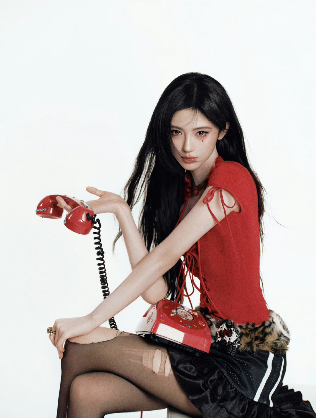 鞠婧祎｜新年营业，不一样的红色系穿搭，千禧年辣妹的超绝表现力！好美的一张脸，好适