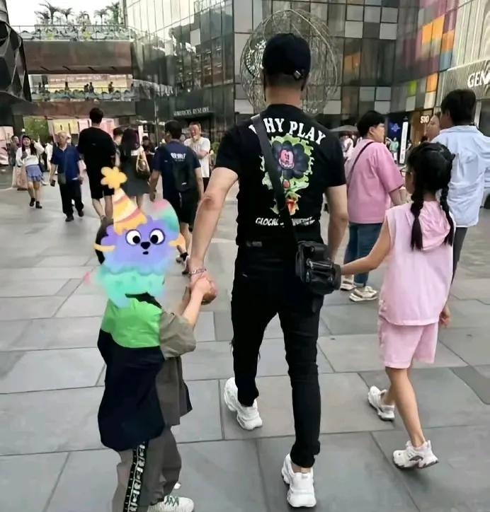 又看到汪峰带着和章子怡生的一儿一女出来逛街了！真是想不明白，汪峰既然那么爱这两