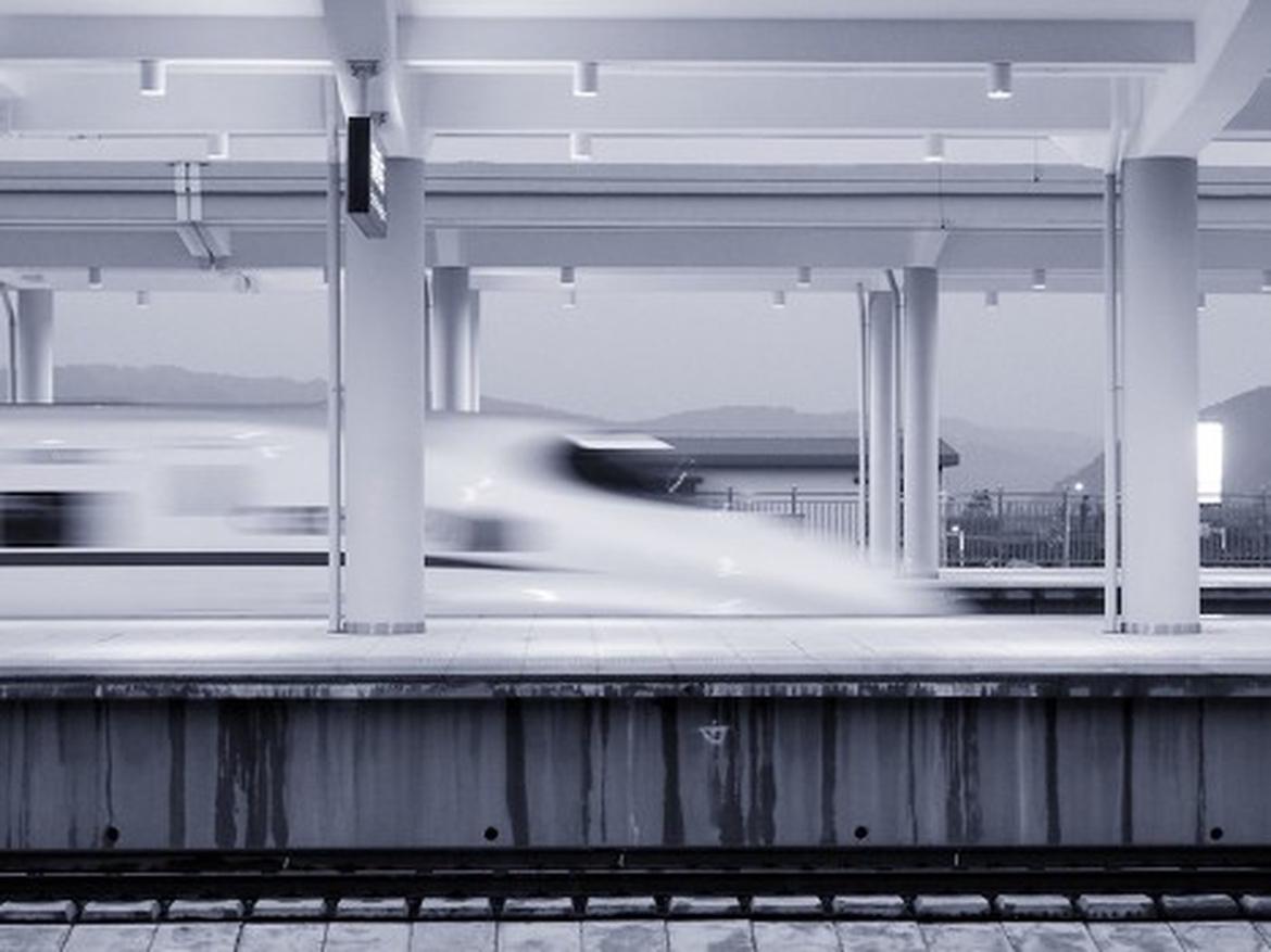 你大概没见过高铁“洗澡”吧？这事儿专挑深夜干。凌晨一点，最后一班动车入库，高