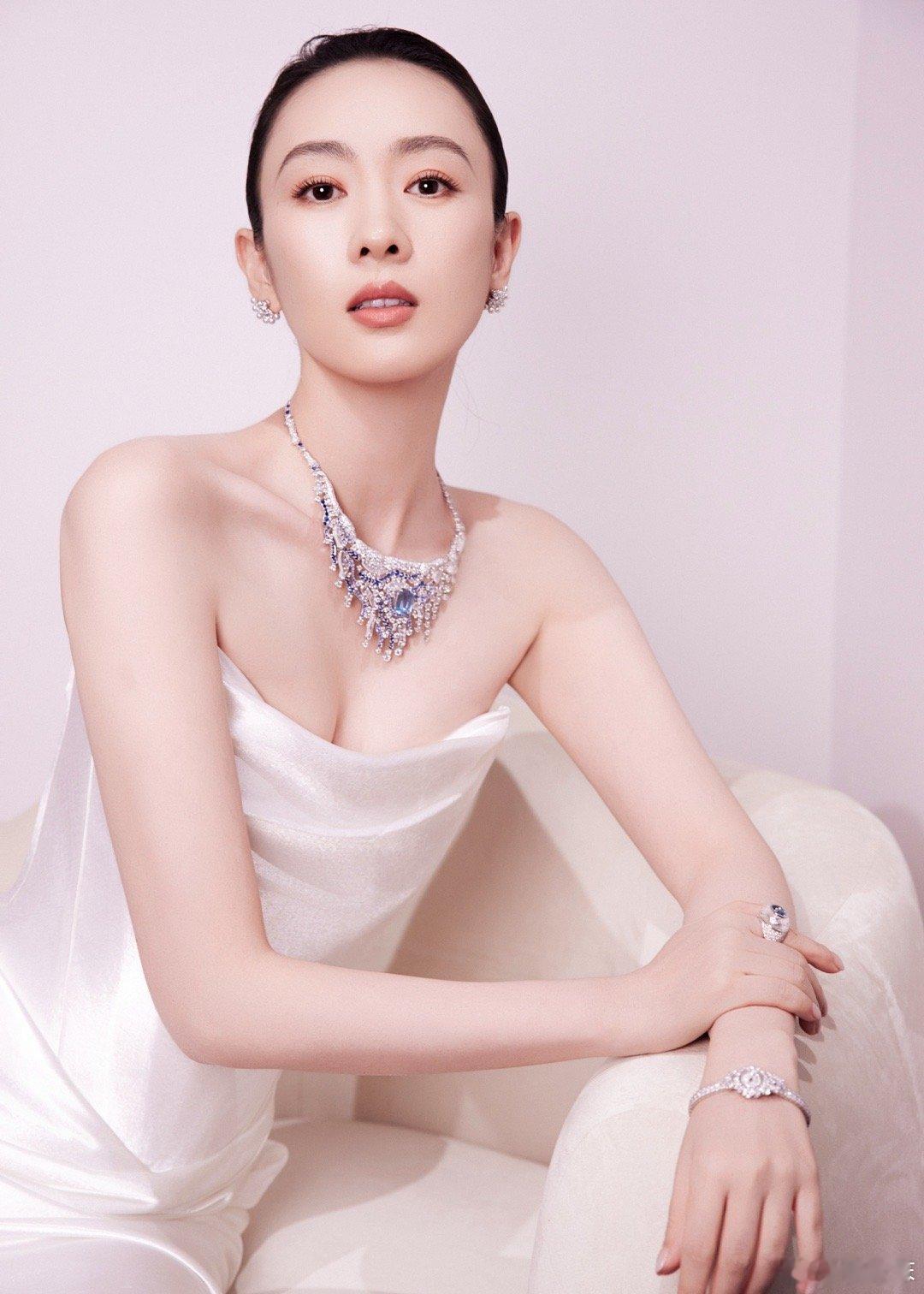 童瑶妆造正确天呐！童瑶的红毯妆造简直是年度审美大暴击！每一套都像是精心雕琢的艺