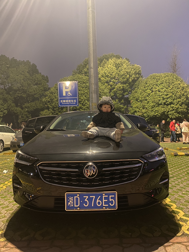 君威不加油门也会减速就好比其它车你不加油门会匀速滑行，而君威的话，你会发现松了