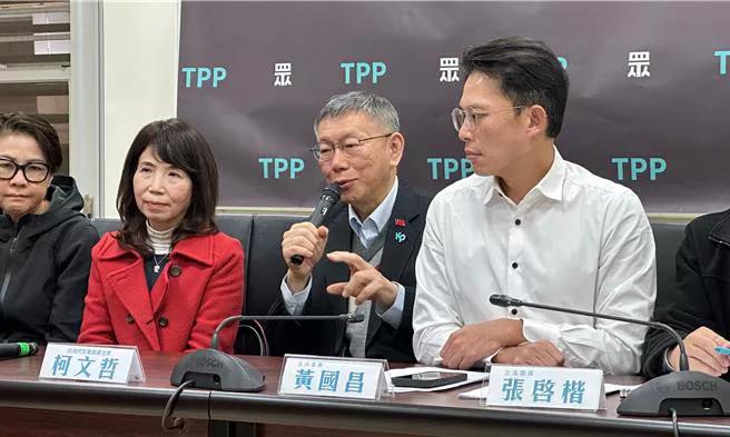 民众党前主席柯文哲2日上午前往立院党团参加晨会，并于会后与民众党白委们一同举行记