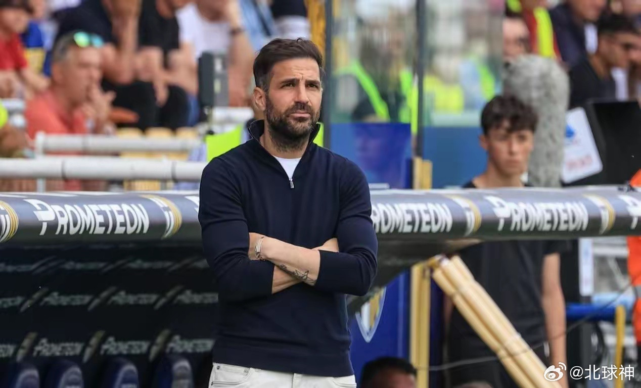 挂着助教的头衔，干着主帅的活，法布雷加斯撕掉了所有剧本。他把巴萨的传控大脑，直接