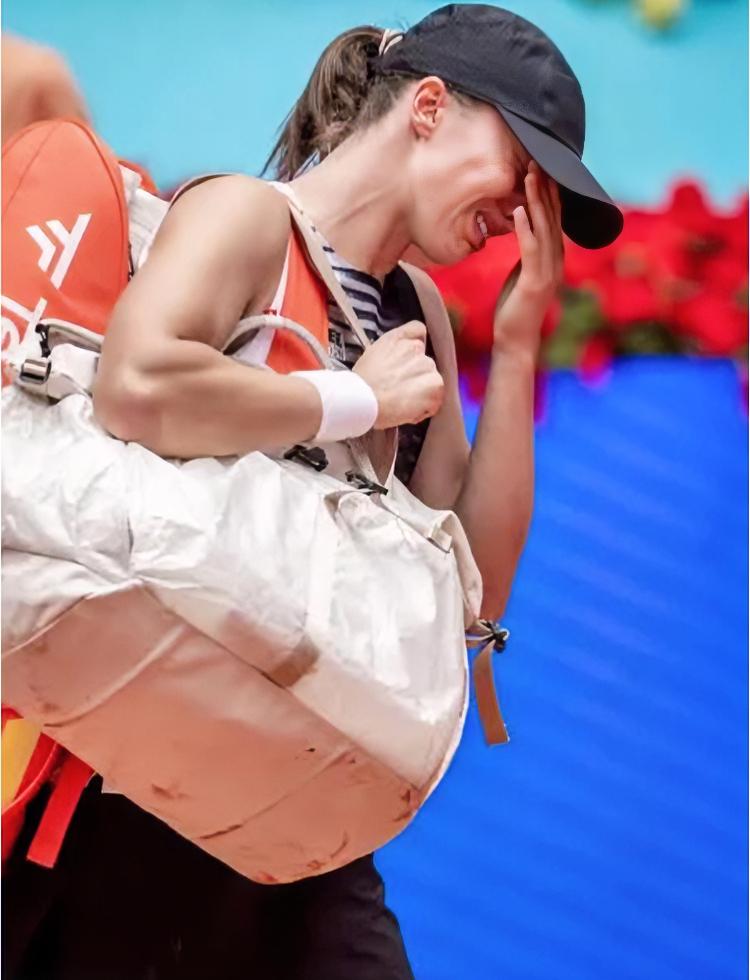 斯瓦泰克哭着退赛！！以这种方式离场，是个人都会很不开心！！而且这还是斯瓦泰克最