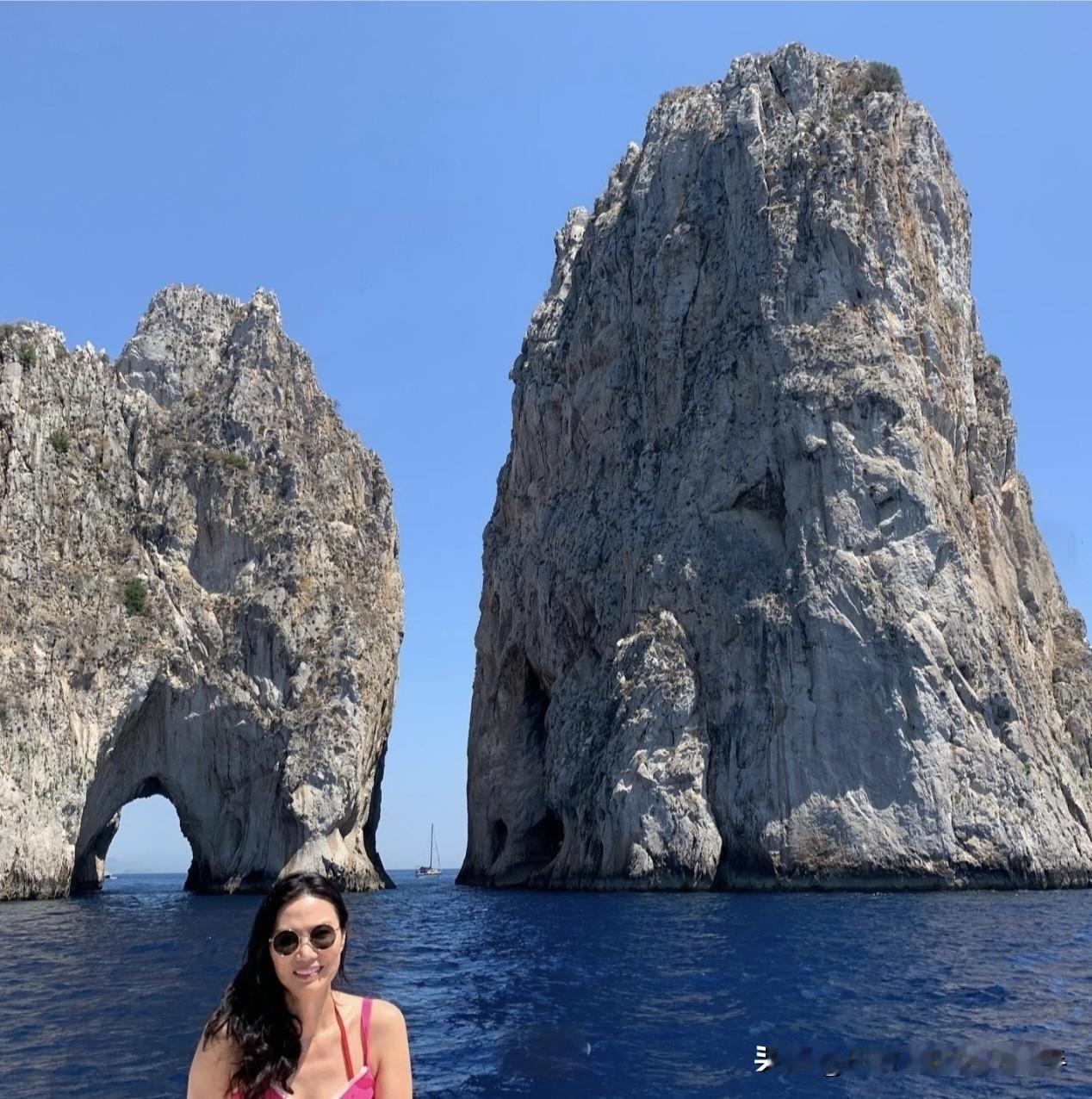 邓文迪打卡意大利卡普里岛，赏当地地标巨型海蚀礁石美景、吃地中海海鲜大餐冰镇海胆，