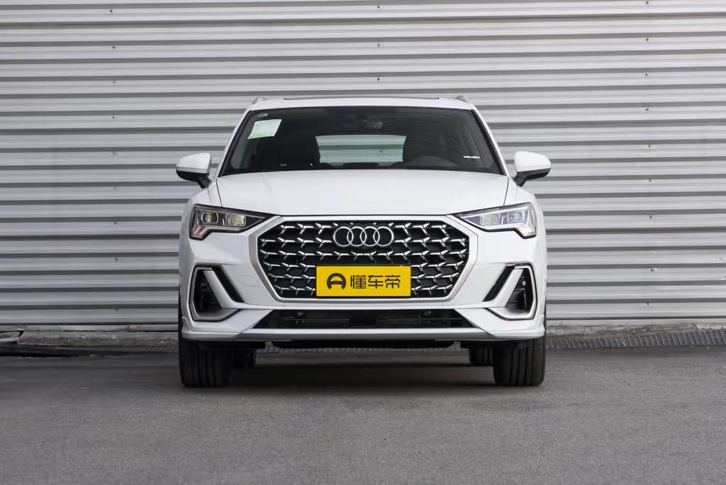我就来聊聊今天刚上的2026款奥迪Q3。这其实就是个年度小改款，说白了，就是车厂