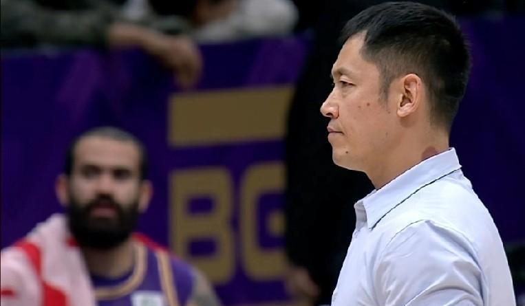 张庆鹏在天津带队崛起的成功经验，到了明星云集的北控却遭遇执教滑铁卢，坐拥多位明星