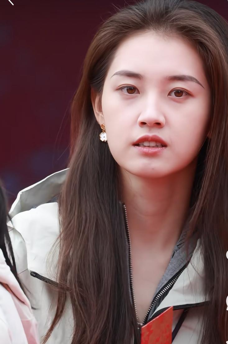 郭宇欣的长剧《玉簟秋》开机了,看她和女主同框,感觉她正剧混不出来是有原因的。