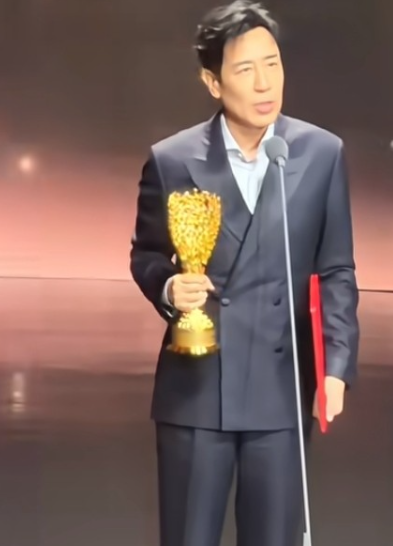 于和伟凭《沉默的荣耀》斩获年度男主角蝉联该奖项去年凭《我是刑警》拿奖，今年再度