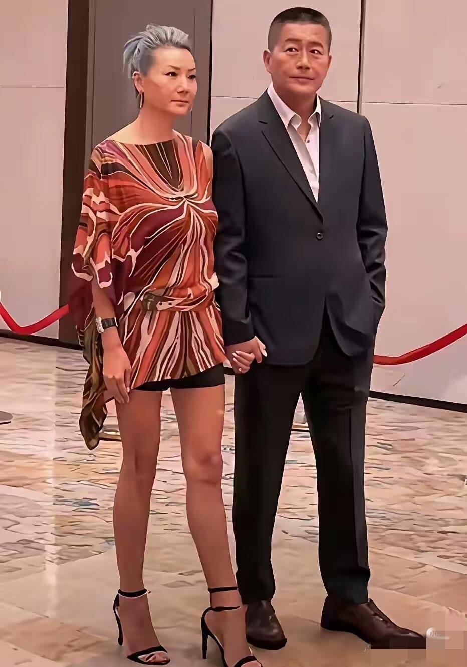 62岁的高曙光带着妻子一起出来逛街，妻子长相确实没有想象中的高，比较普通，没有江