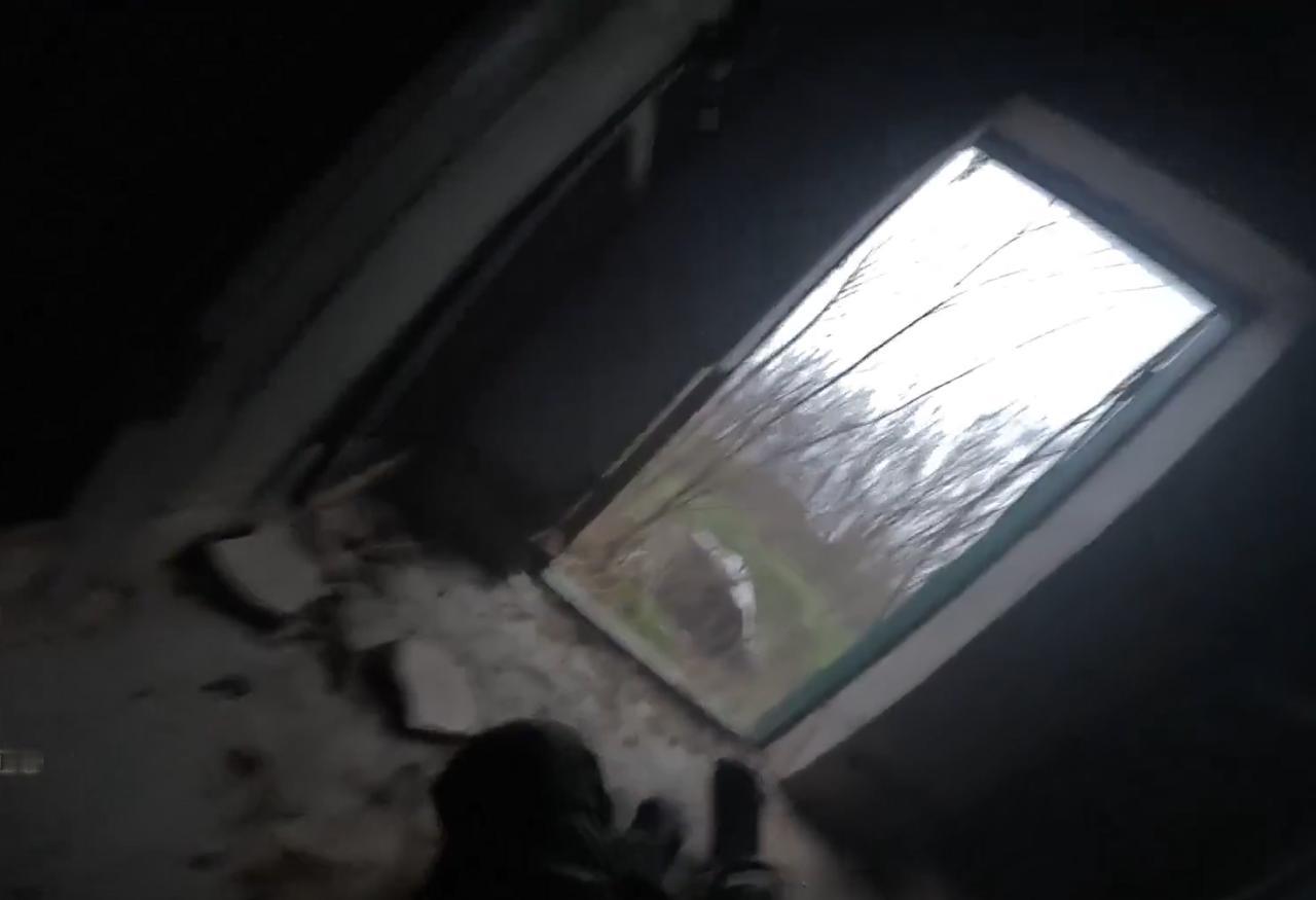 令人震惊的画面：一名受伤的俄罗斯士兵爬进一栋建筑物躲藏……两名乌克兰士兵正在搜寻