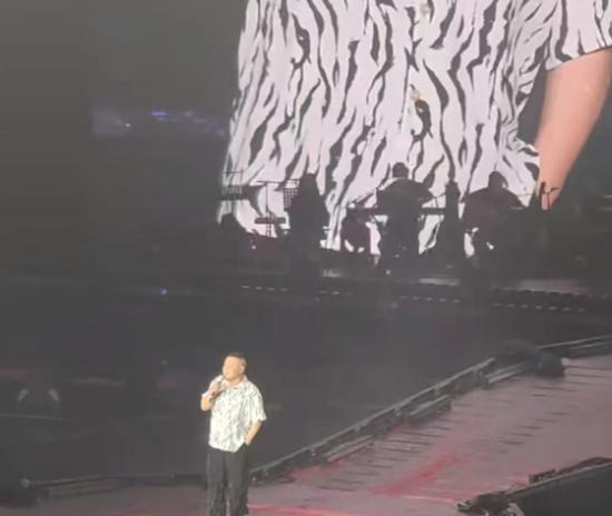 2025年记者问岳云鹏：“你是相声演员，为什么想去开演唱会了呢？”岳云鹏回怼：“