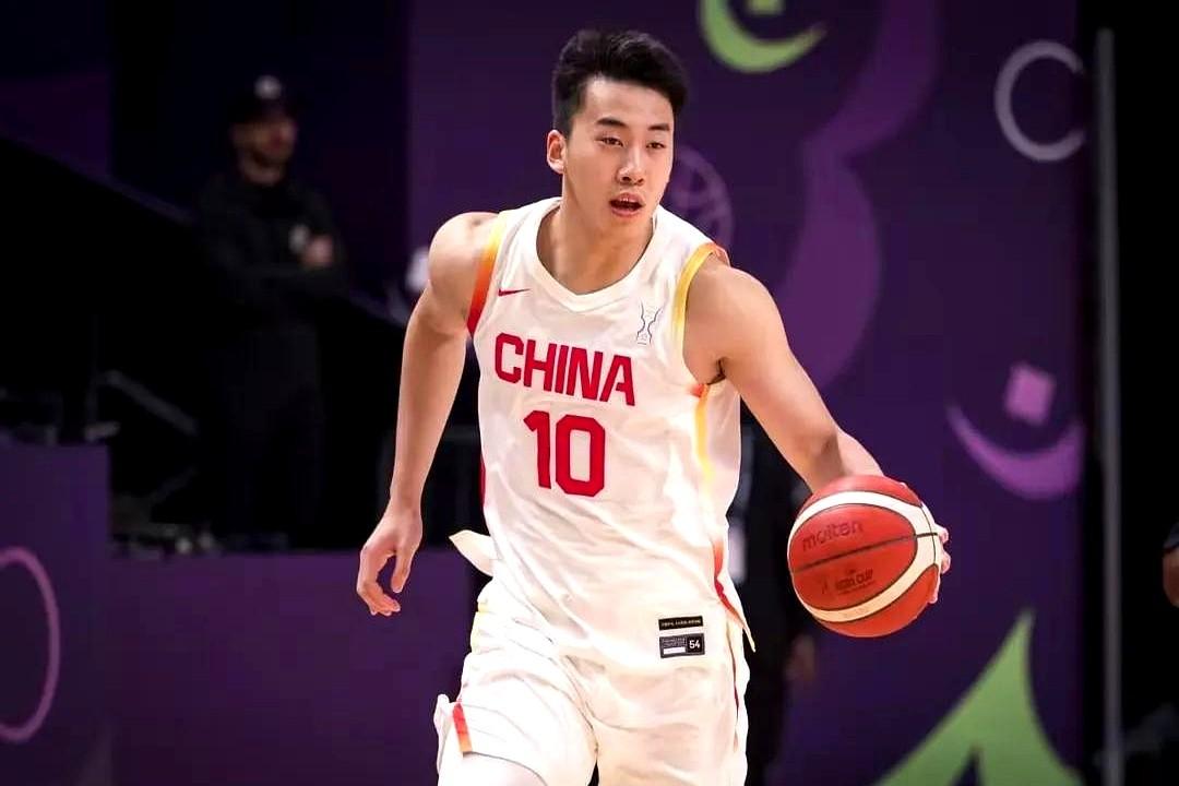 世界杯防得累喘的李凯尔13+5+3，回头被弹幕“慢三步”。同高同重的王俊杰亚