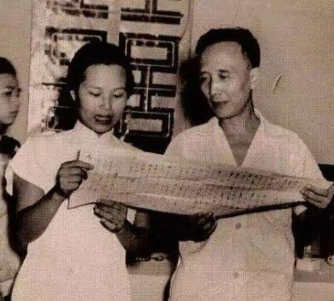 1912年，郭沫若迎娶张琼华，大婚当晚，郭沫若见妻子长得不好看，转身就要