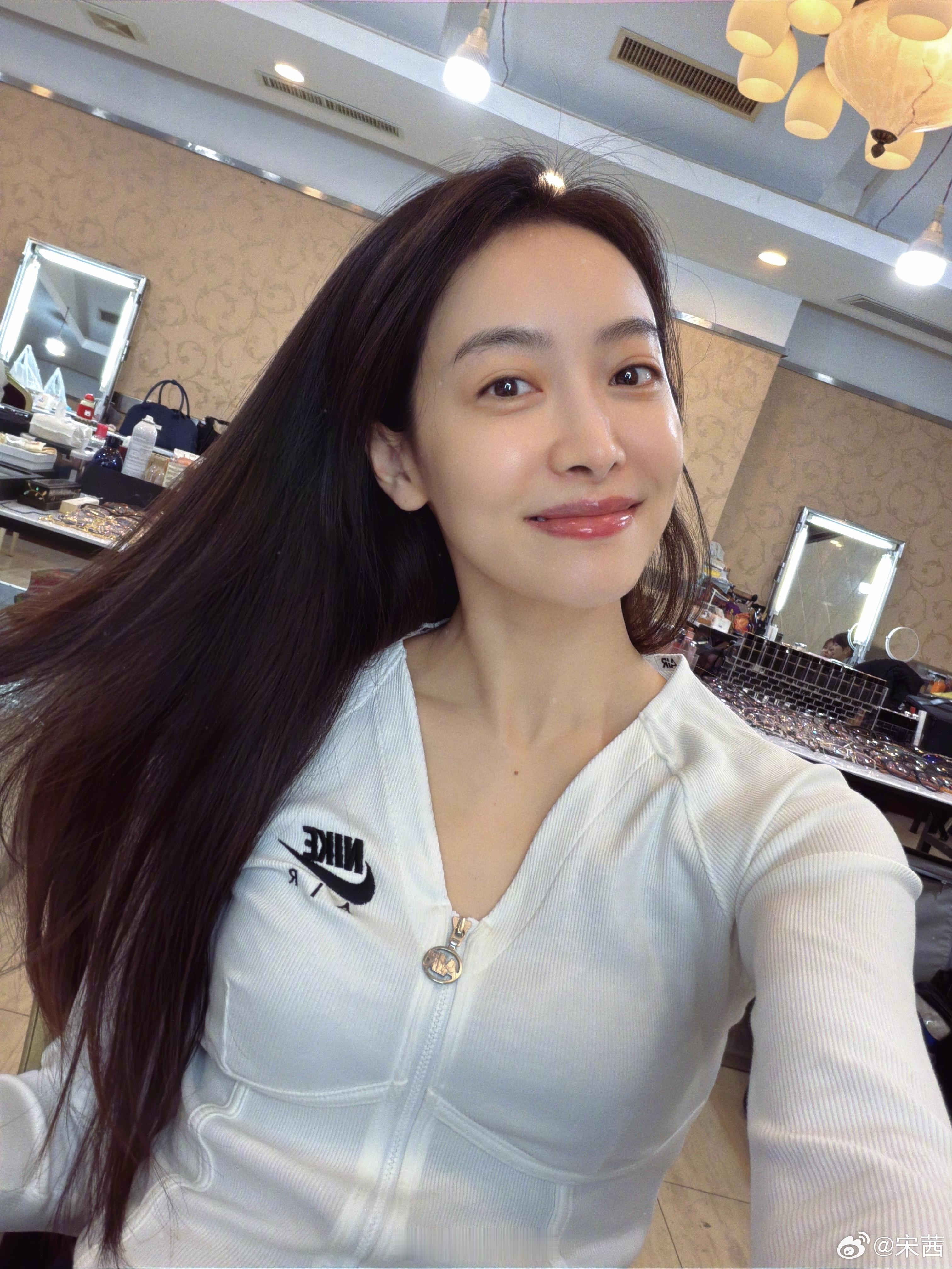 讲真宋茜素颜状态很好啊，面色红润，脸型饱满，气血充足。