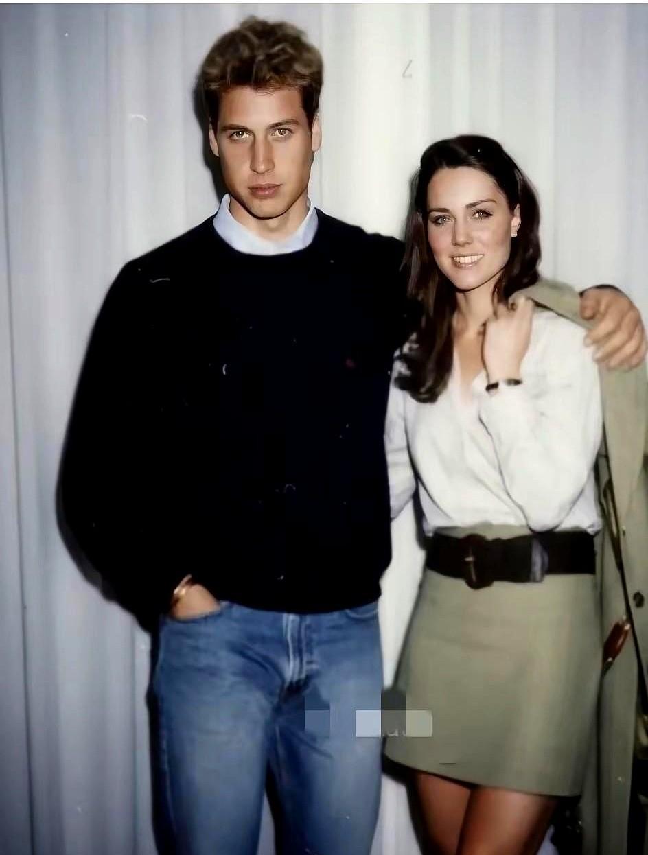 威廉王子正在“秃”显的不是衰老，而是王权。如果你仔细看他最近的公务照，俯身听孩