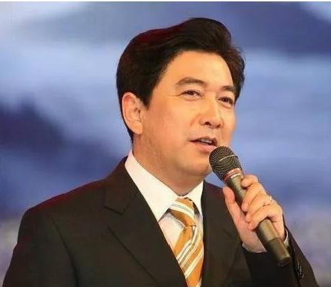 2007年，水均益的妻子意外瘫痪，他毫不犹豫选择和妻子离婚，女儿哭着恳求：爸爸，