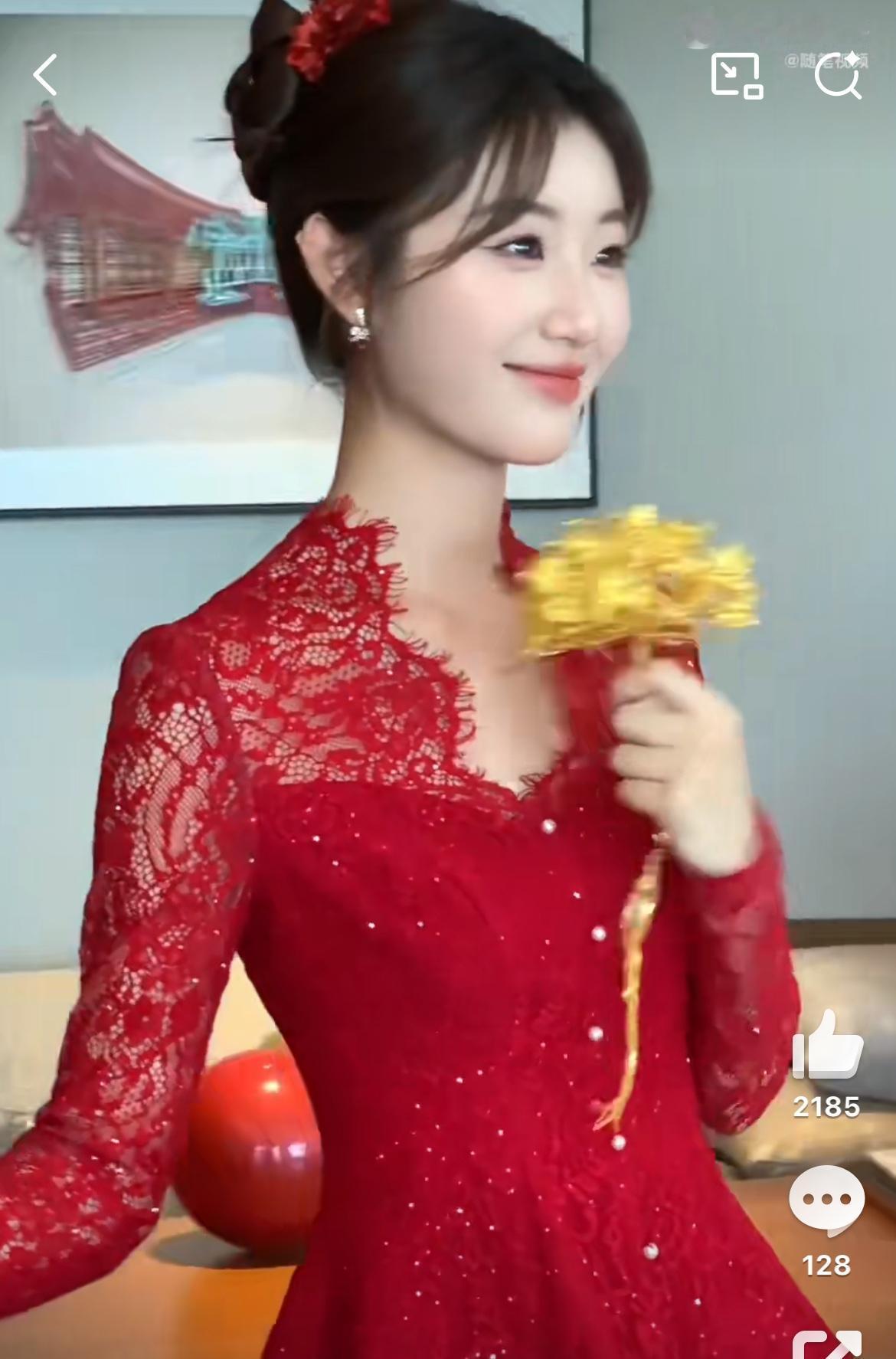 这是哪家的新娘子，太漂亮了。还是天然美女看得舒服，养眼。一笑一颦非常迷人，新郎有