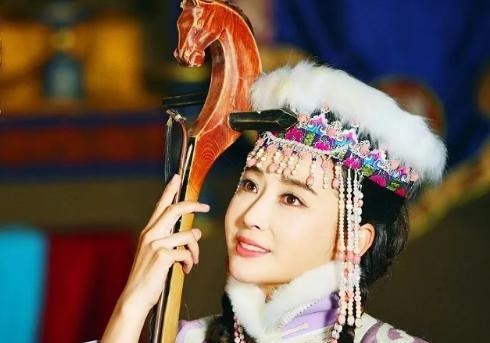 1705年，苏麻喇姑去世，康熙命十二皇子为她守孝。岂料，一太监因震惊失言：“陛下