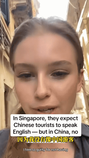 新加坡小姐姐提到了中国的包容性，当中国游客去新加坡旅游的时候，她觉得这些人连英文