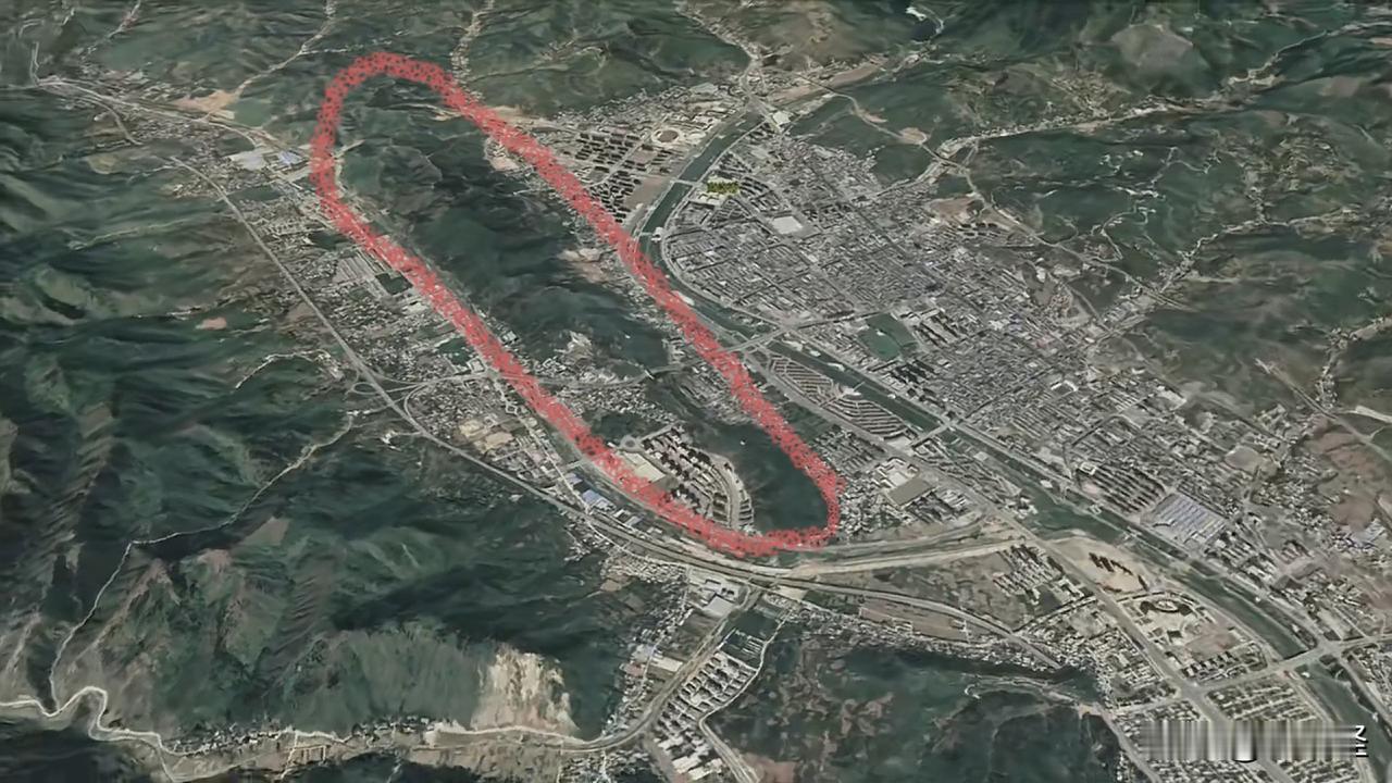 商洛为什么不把中间的那片山推掉，扩大城区规模呢？众所周知，山城最不好发展，平地