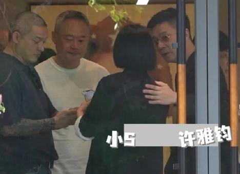 小s出现在女儿的画展上，向我们释放了两个重要的信息，不知道你是否发现了！第一