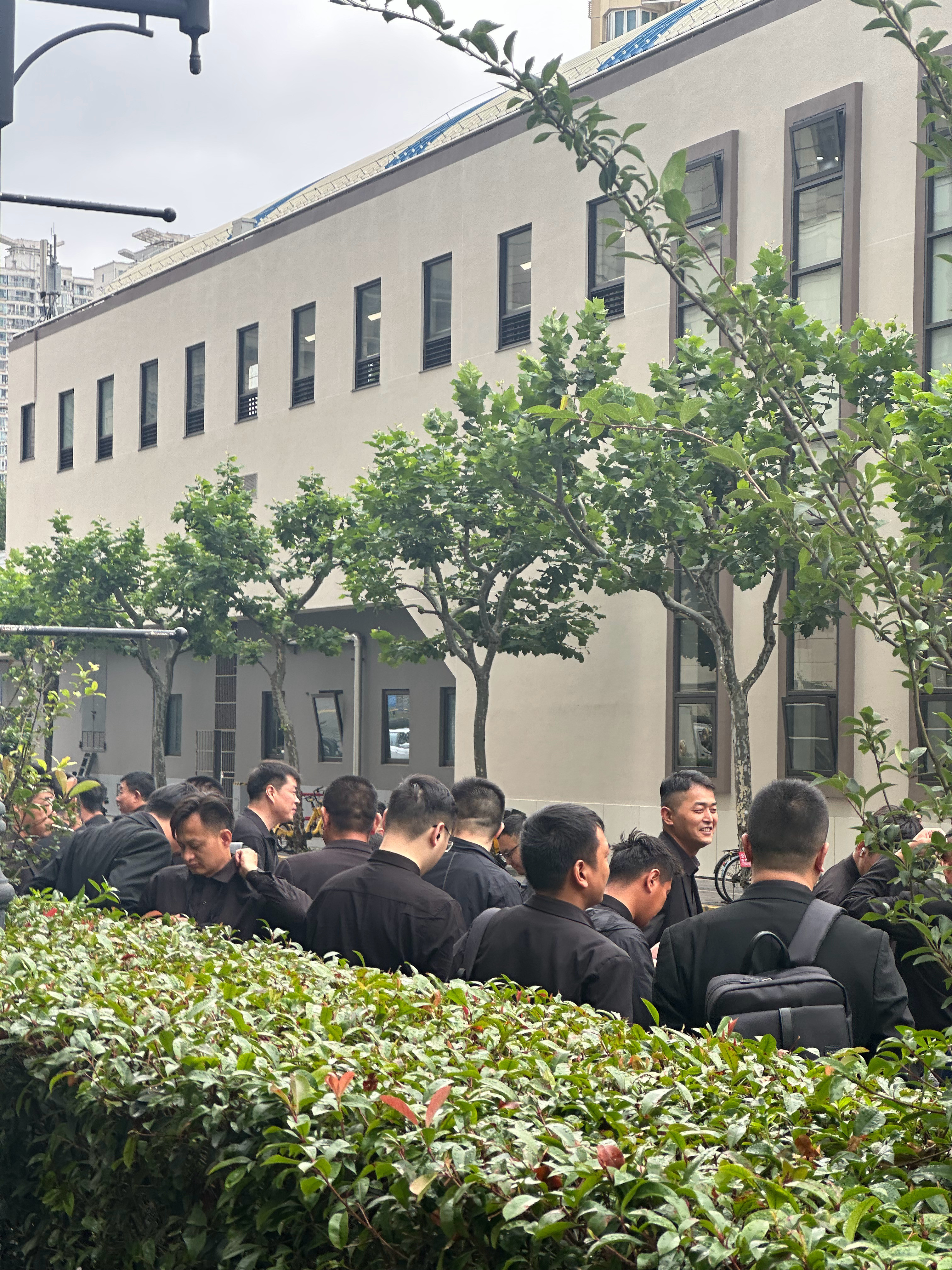 现役世界伟大传奇体育巨星樊振东的排面儿！今日樊振东上海适乐肤线下活动安保已就位！
