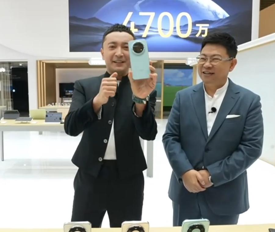 3月14日，余承东与尼格买提合体直播。直播间里，即将于3月底上市的华为畅享90首