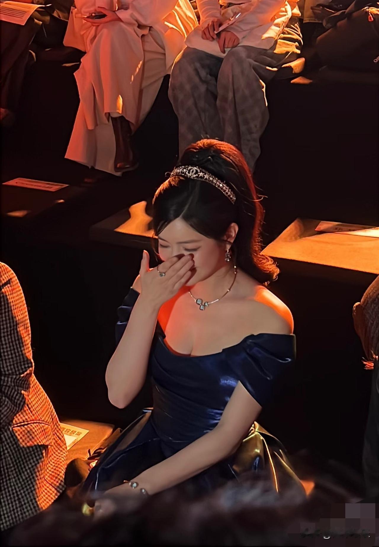 陈妍希看个秀也不招人待见！一场下来800个动作，看着摄像机就上演了上下左右摆头