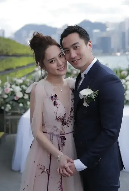 2018年，阿娇与赖弘国结婚，男方送给阿娇一张黑卡大方表示：“随便花！”一次阿娇