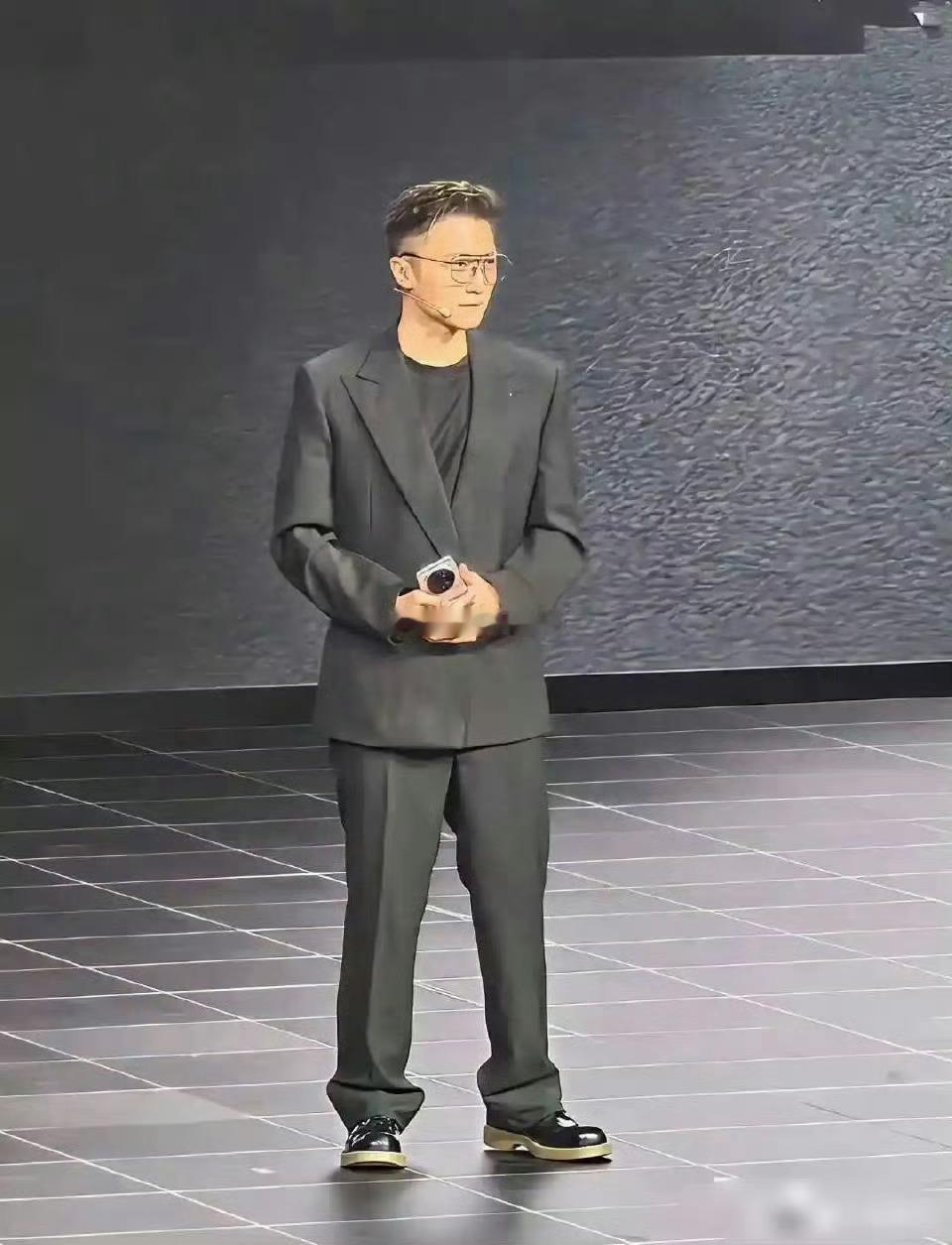 原来也有谢霆锋驾驭不了的衣服，那就是西装