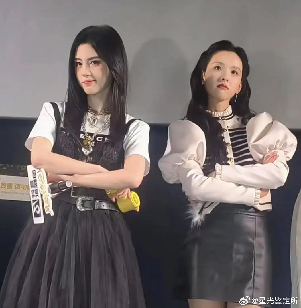 月0的直播，陈都灵和鞠婧祎同框比美，谁赢了，一目了然吧？