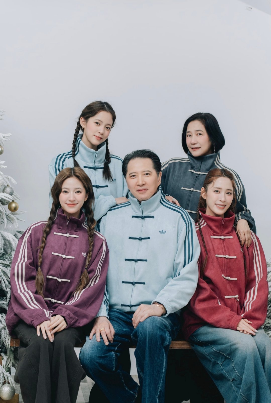 三姐妹合体，欧阳娜娜一家的春节合影