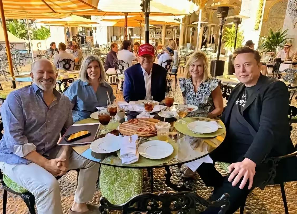 世界首富马斯克请特朗普总统和3位朋友吃饭，点了一份比萨饼，4杯冰镇可口可乐，他自