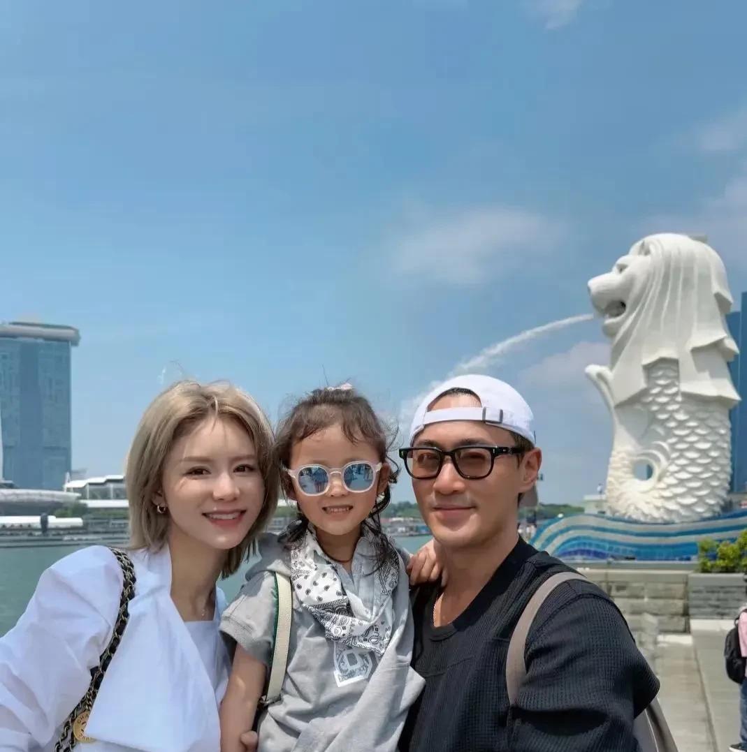 林峯和张馨月带着女儿去新加坡环球影城玩，从照片看，他瘦得都脱相了，但陪女儿时那宠