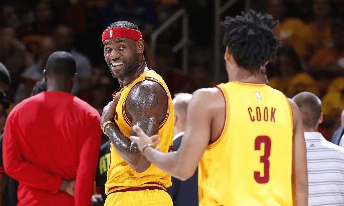 詹姆斯真刻苦啊前NBA球员奎因-库克在一档节目中谈到了詹姆斯，他说：“那年我是