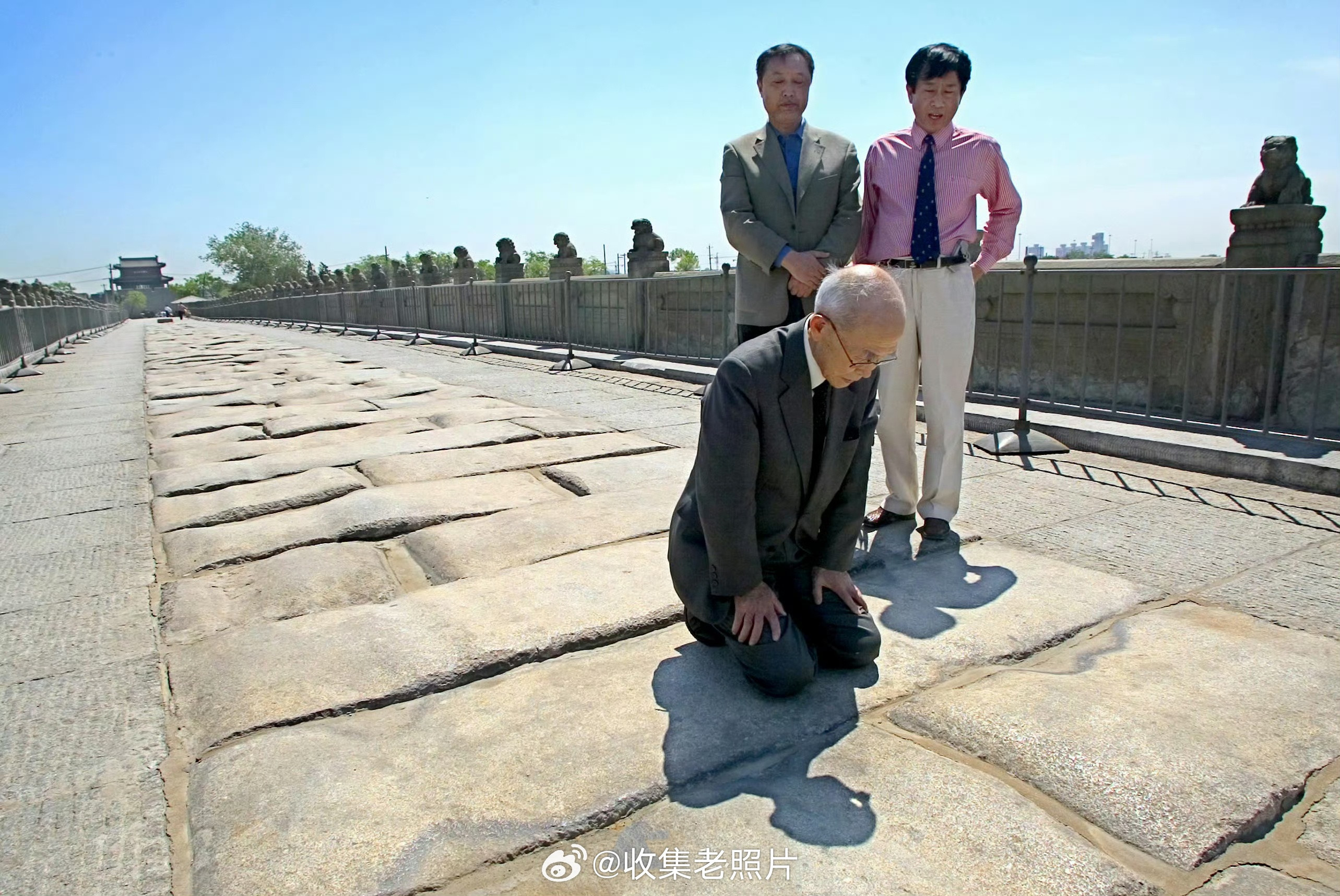 2005年，北京。91岁的侵华日军老兵本多立太郎跪在“七七事变”的卢沟桥上。他身