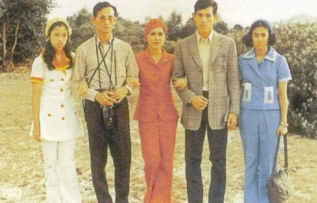 诗丽吉王后够高,也会打扮,她的衣品比女儿好多了。一家人合影,她最亮眼。