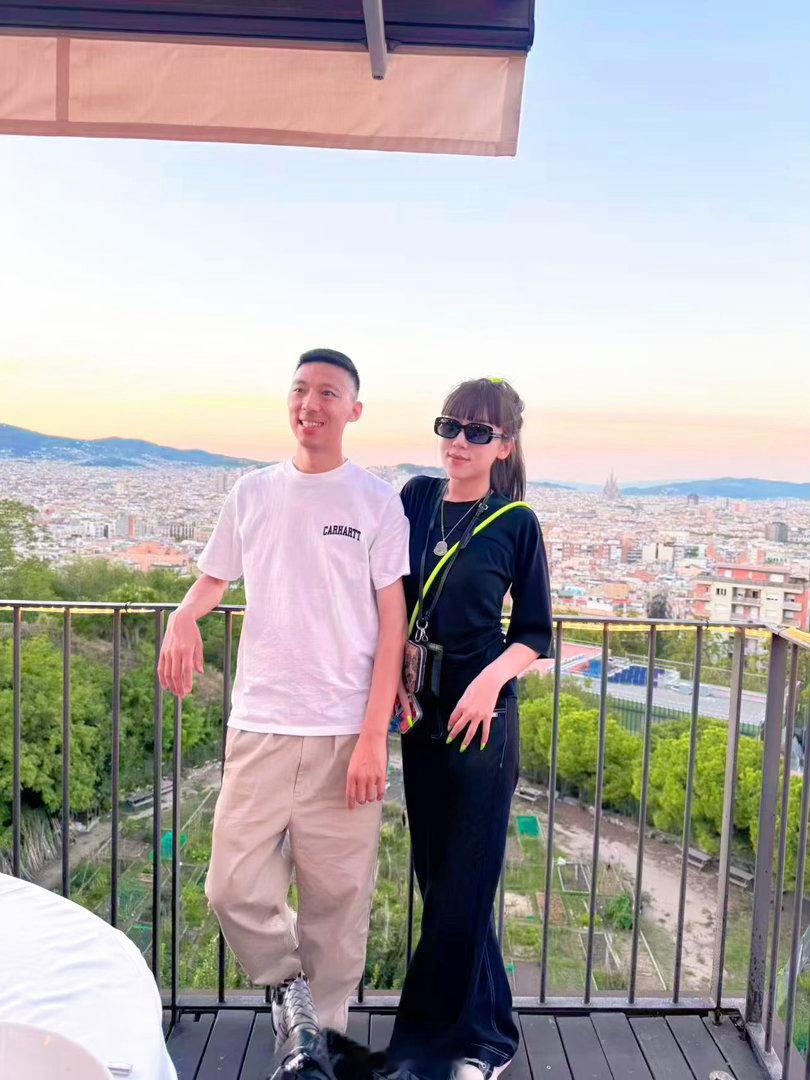 为了配合官方摄影师的拍摄我也是尽力表现很恩爱了​​​