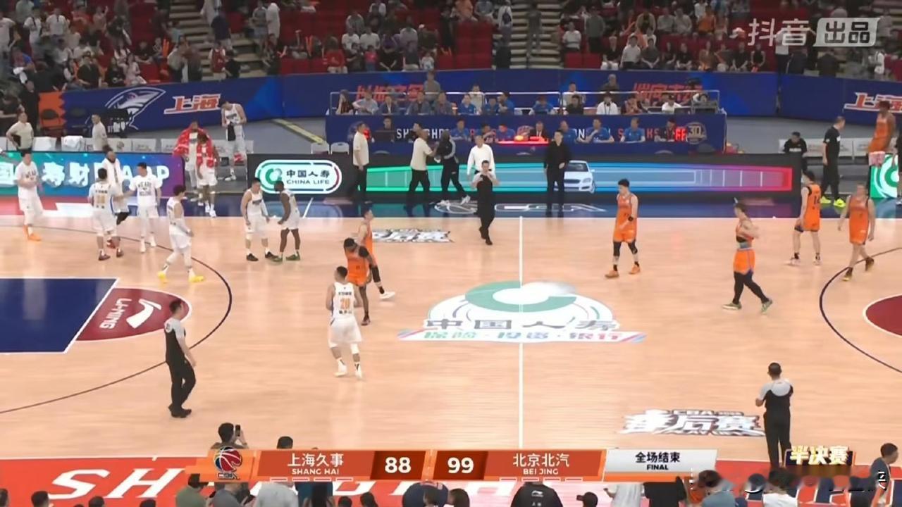 26连胜终结！上海男篮主场金身告破，北京男篮用“半场0罚球”把系列赛带回五棵松
