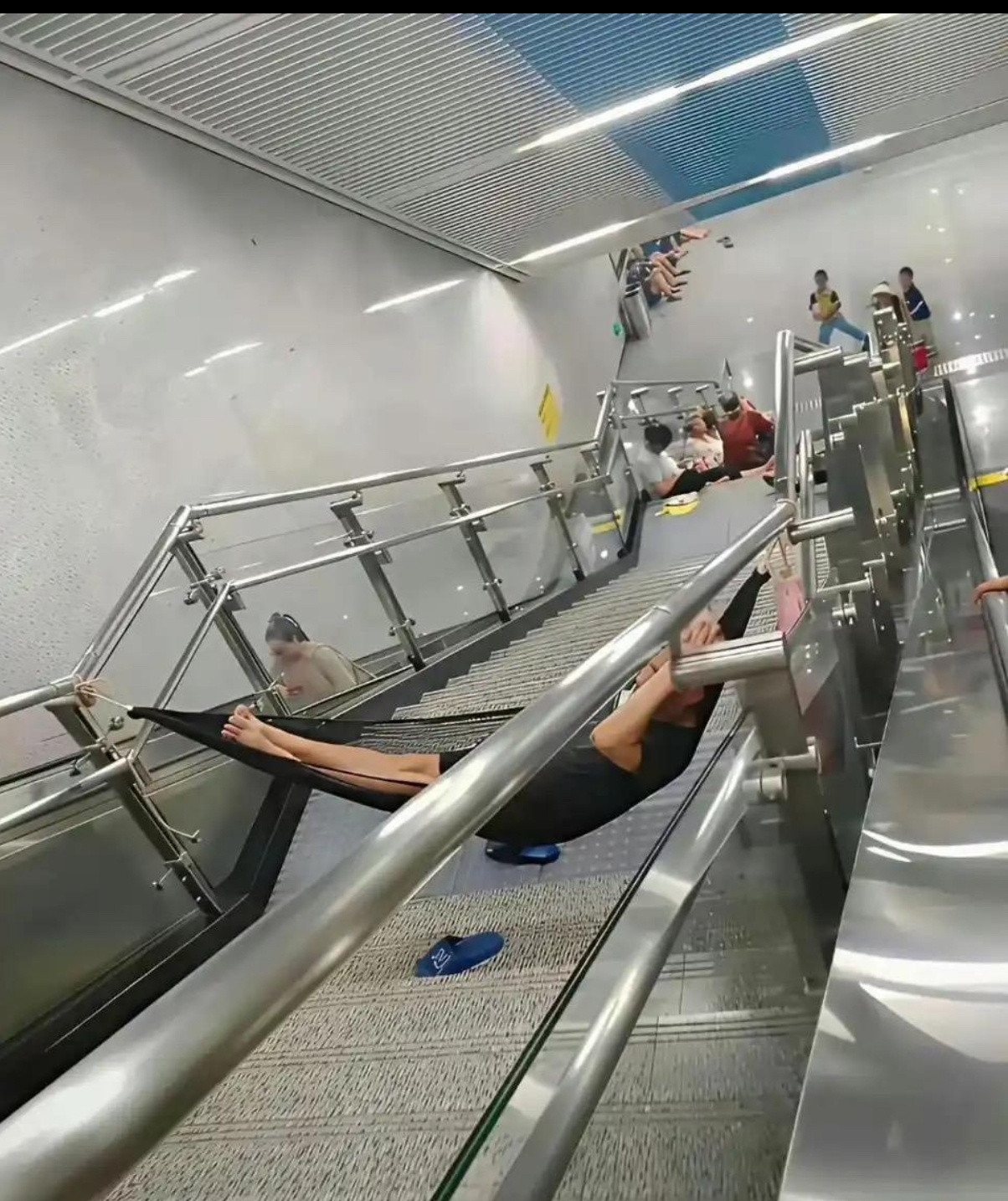 地铁站里这样子蹭空调是不是太过分了？