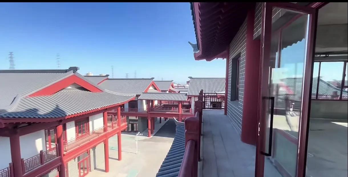 最近乌鲁木齐的一个朋友去石河子，他在312国道以北和东七路以东看见一个以前没有见